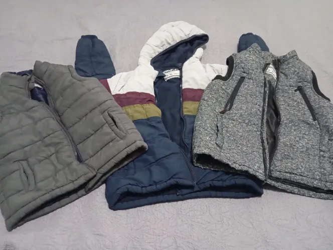 Vendo três peças de roupa infantil por 100 reais