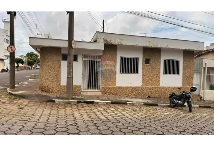 Casa de Esquina à Venda na Praça da Saudade em Passos, MG! Ótima Localização com duplo Ace