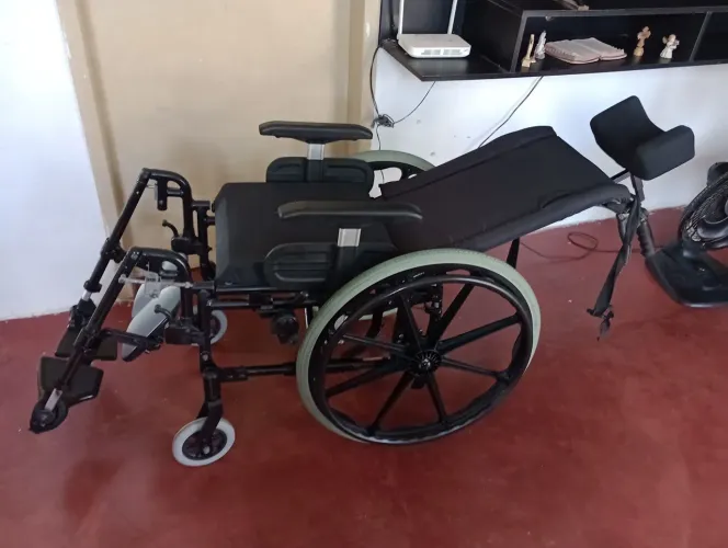 Cadeira de rodas reclinávei