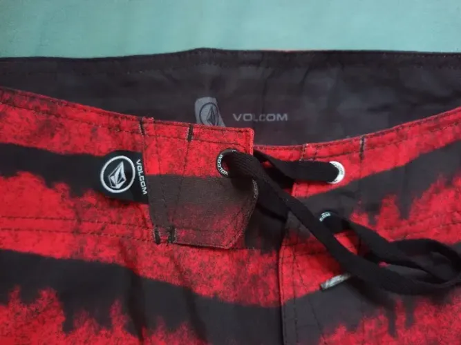 Bermuda Volcom, original e nova.