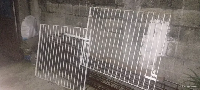 Vendo portão de1 metro altura 1,30 largura em boa estado 