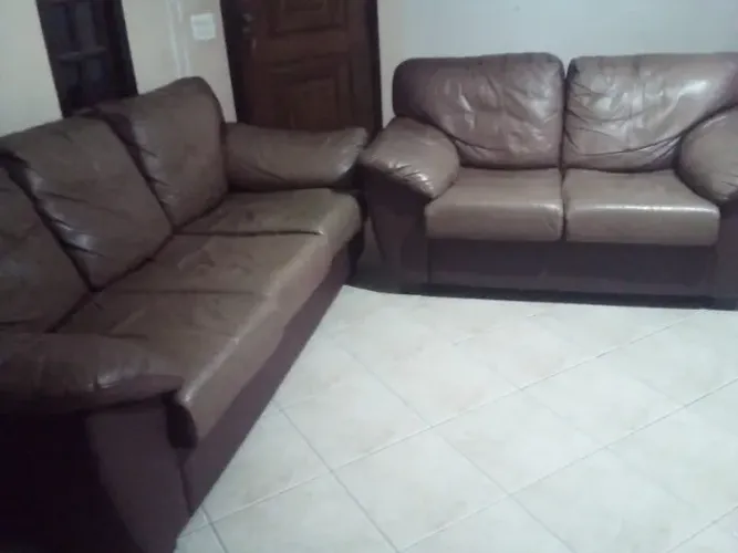 Conjunto sofás de couro