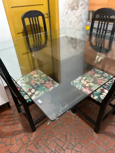 Mesa 4 cadeiras usada