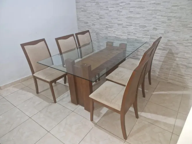 Mesa de jantar madeira com vidro (sem cadeiras)
