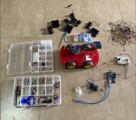 Kit Arduino Com Chassi Robô 4WD + 2 Placas Uno + Maletas De Componentes