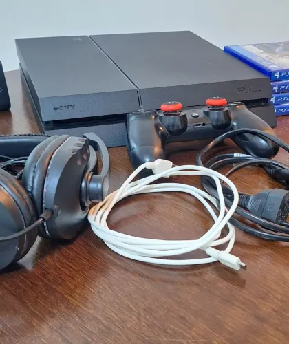 PS4 FAT com jogos.