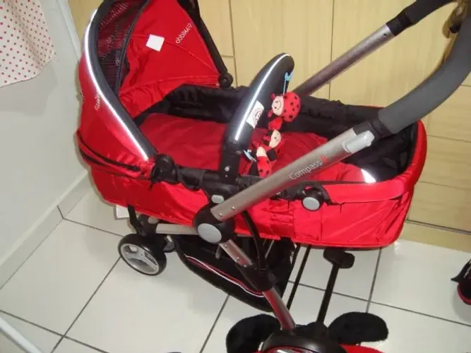 Carrinho Kiddo Compass três posições e bebe conforto higienizados em excelente estado