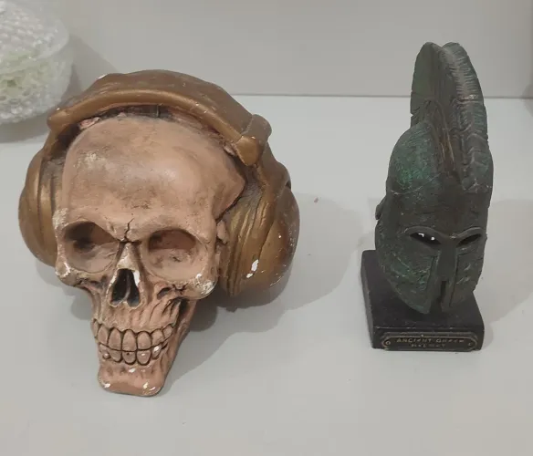 Decoração de estante Caveira e elmo Grego