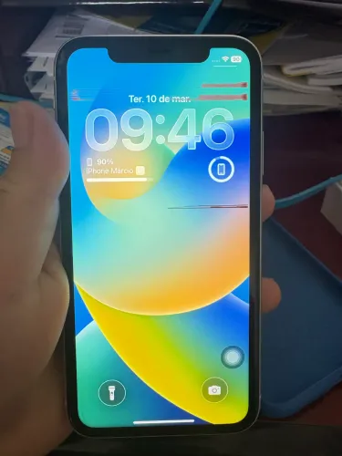 Vendo iPhone usando com detalhes na tela