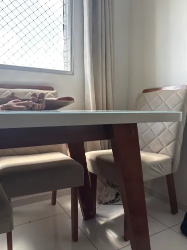 Mesa com 4 cadeiras