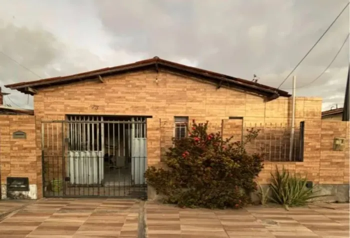 Vende-se um terreno com duas casas