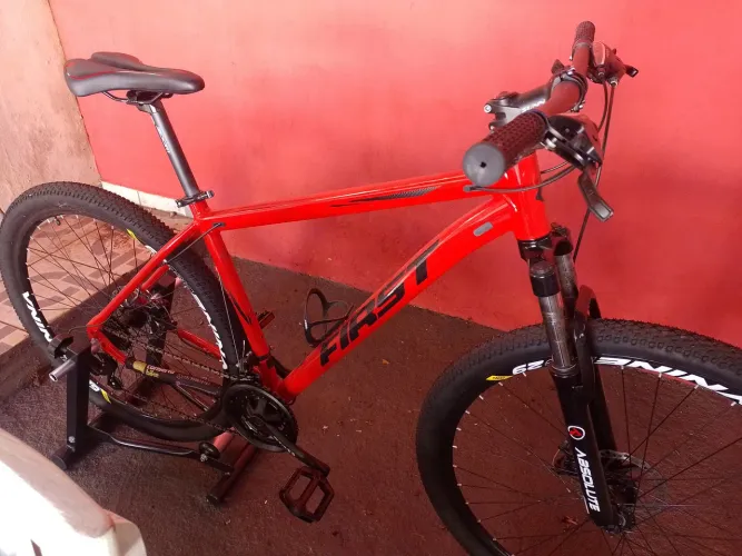 Bike novíssima quadro First 19 aro 29 câmbio Shimano alumínio amortecedor e freio a disco