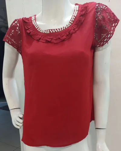 Blusa feminina vermelha com pérola tamanho G usada