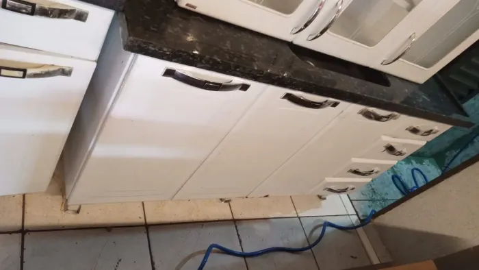 BANCADA DE MÁRMORE COM PIA DE INOX E ARMÁRIO DE METAL CONSERVADO SO PEGAR E USAR <br>