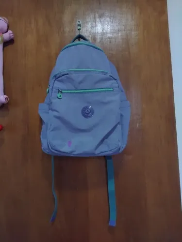 Mochila Kipling Lilas com brilho.