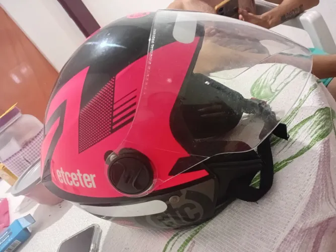 Capacete faltando uma das travas 