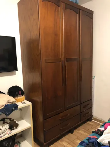 Guarda-Roupa de Madeira Maciça - 3 Portas e 4 Gavetas