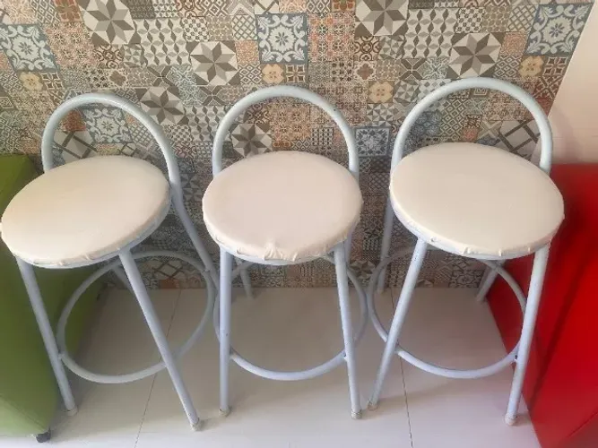 banquetas pequenas baixei para desocupar lugar
