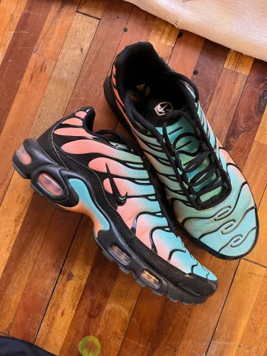 NIKE AIR MAX PLUS