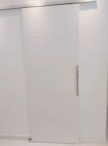 Porta com puxador 