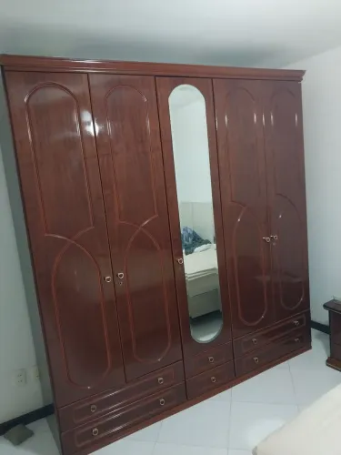 Guarda Roupas de cinco portas com maleiro