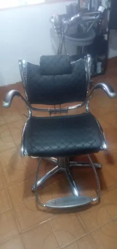 Vendo cadeira semi nova marca ferrante de barbeiro entrgo