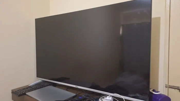 Smart tv philco 50 polegadas com sistema roku, 4k dolby atmos