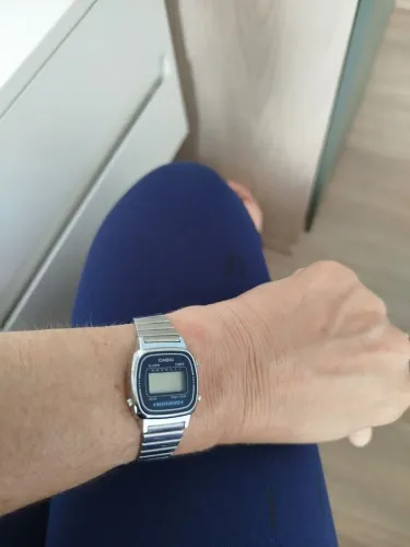 Relógio digital Casio pequeno semi novo