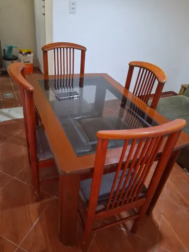 VENDO MESA MADEIRA TAMPA DE VIDRO E QUATRO CADEIRAS