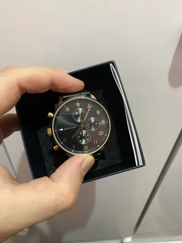 Relógio tommy Hilfiger zero na caixa sem marcas