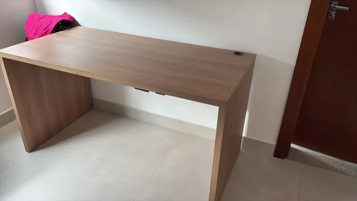 Mesa escritório MDF amadeirada