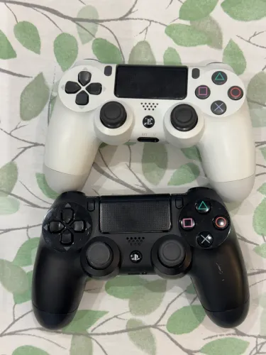 Lote com 2 controles Ps4
