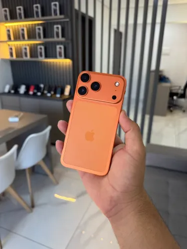 iPhone XR na carcaça do 17 pro
