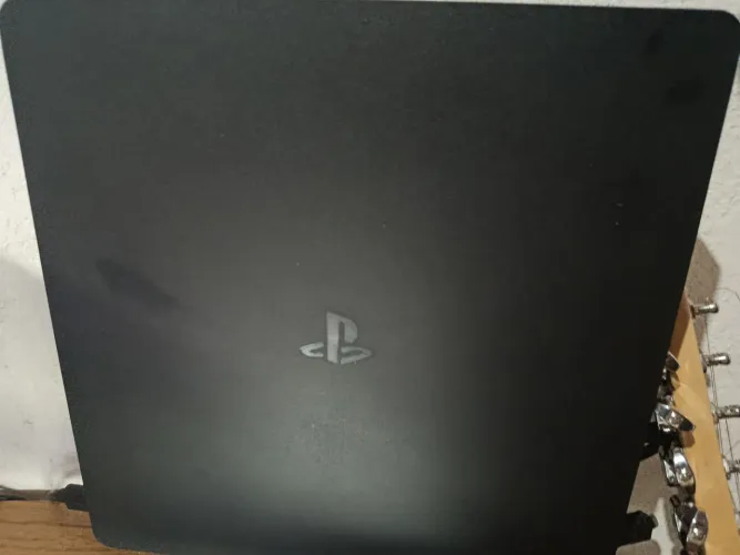 Ps4 slim- 512gb,  3 meses de uso. Acompanha cabos, monitor e controle