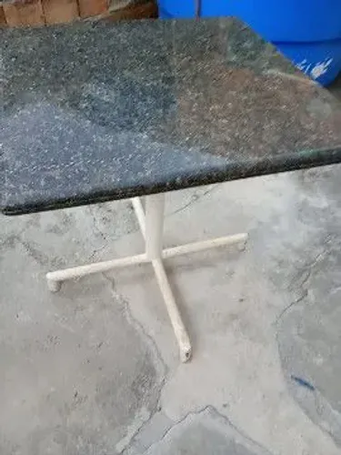 Mesa quadrada só que não tem as quatro cadeiras e é de mármore
