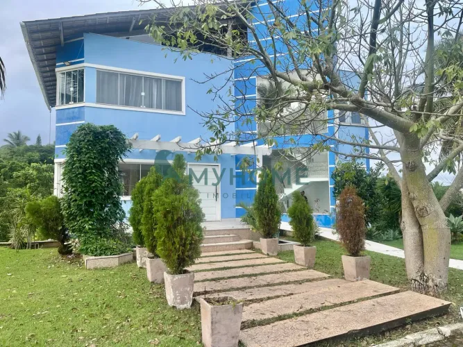 Casa de Alto Padrão em Condomínio Fechado no Lameirão com Piscina Privativa