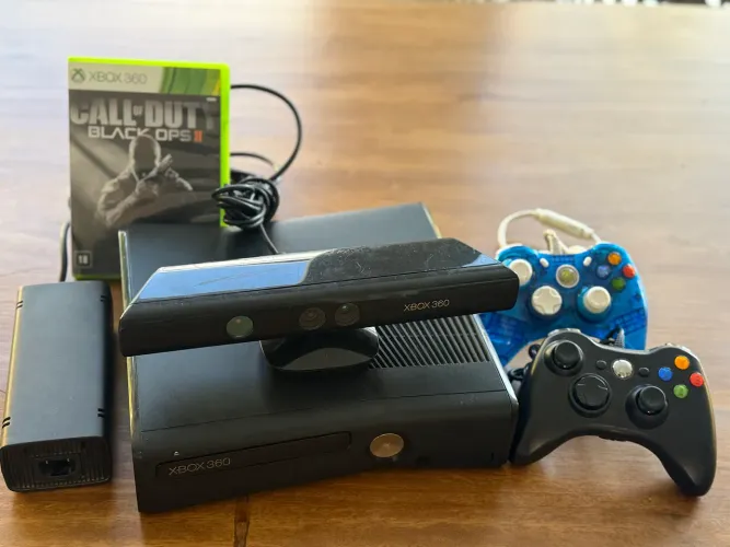 Xbox 360 slim bloqueado (usado) com kinect e 2 controles não originais mais 3 jogos 
