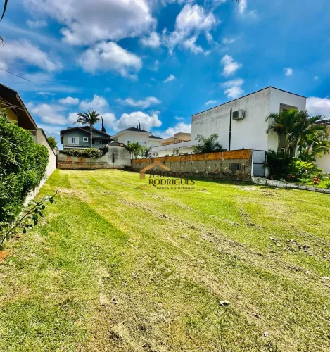 Terreno à venda no Condomínio Taubaté Village em Taubaté/SP.
