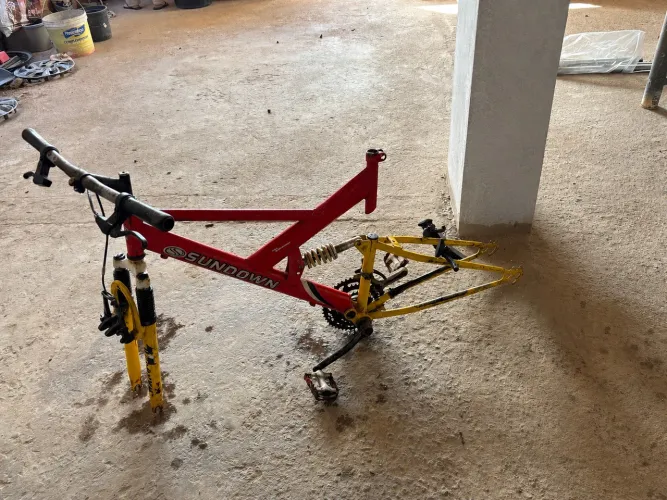 Quadro de Bicicleta Sundown com Suspensão (Para Peças ou Reforma)