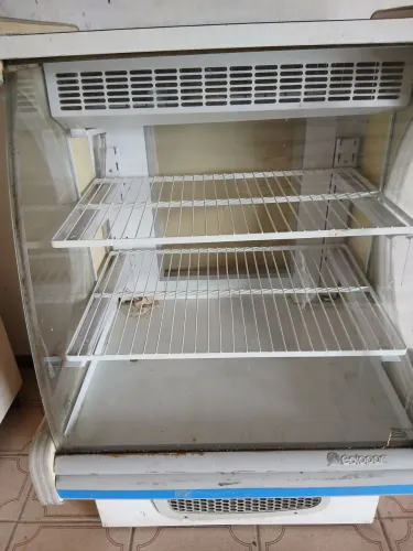 1 Expositora  1 freezer 