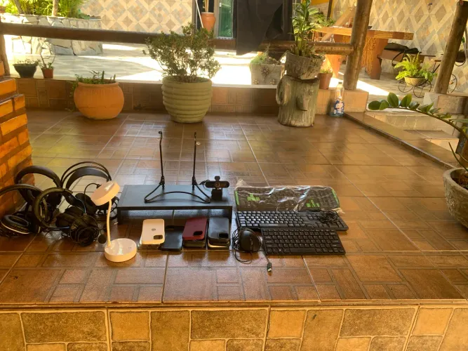 Fones e teclados