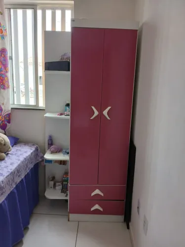 Vendo esse lindo guarda-roupa rosa
