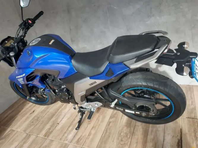 Vendo moto Fazer 250 manual, chave reserva , IPVA pago no ponto para  transferencia.