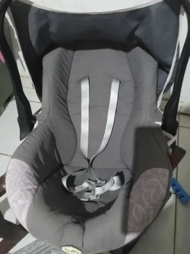Vendo bebê conforto de menina