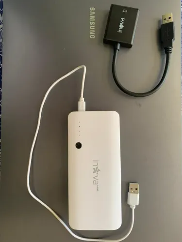 Vendo carregador de celular, pouco uso, cor branca e cabo de TV, sem uso, cor preta.