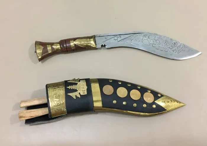 Faca Kukri Gurkha Original Nepal - Lâmina Trabalhada e Bainha em Couro e Latão