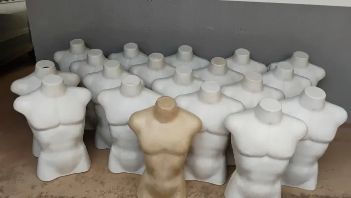MANEQUIM BUSTO , SEMI NOVOS,1 PEÇA SAI POR R$ 40 ,00 ,TOTAL DE 22 peças