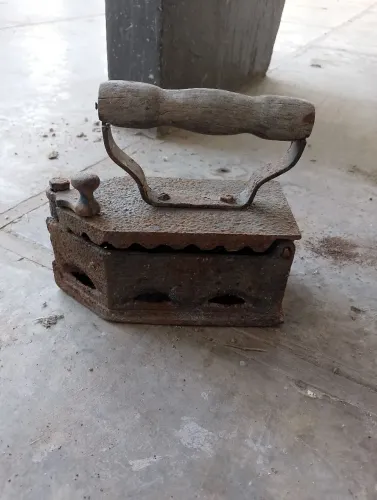 Ferro de passar roupa antigo