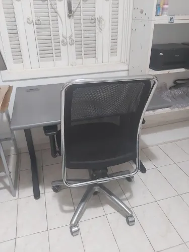 Mesa mais cadeira de escritório (ZN TREMEMBÉ)