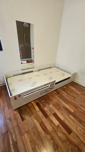 Cama com colchão linfantil montessoriana com colchão, muito nova